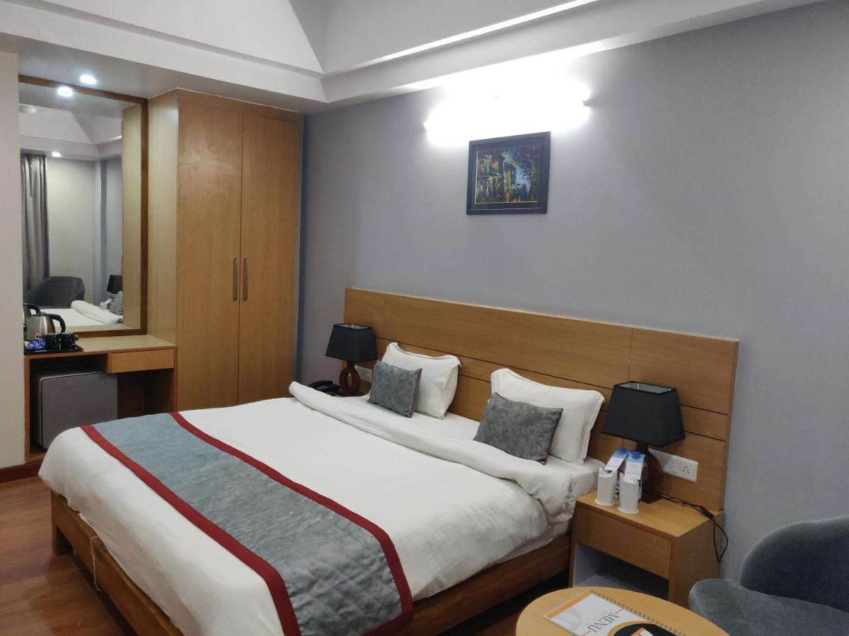 Hotel Sarvin Lucknow Eksteriør bilde