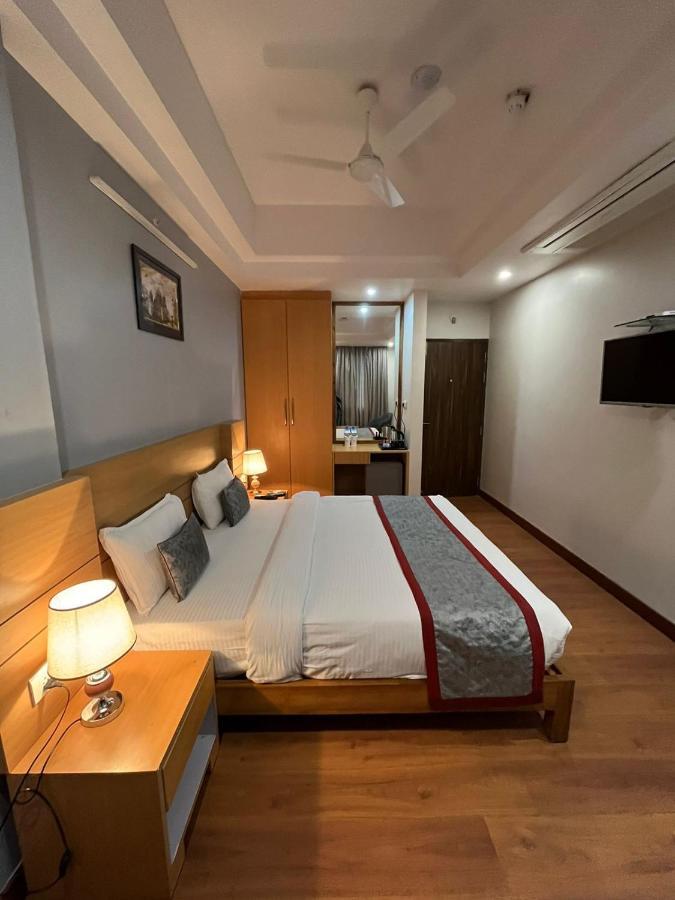 Hotel Sarvin Lucknow Eksteriør bilde